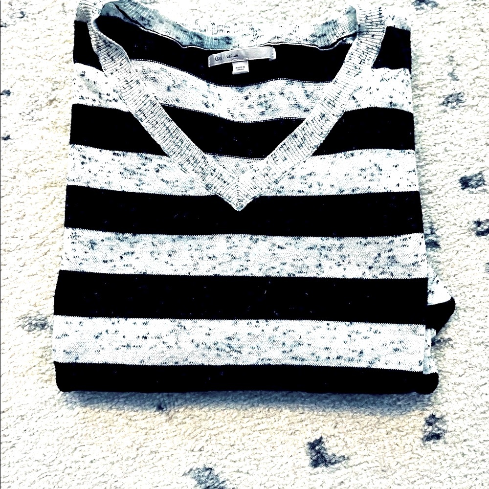 GAP / Women’s, Lightweight, V-Neck Sweater. Medium.
